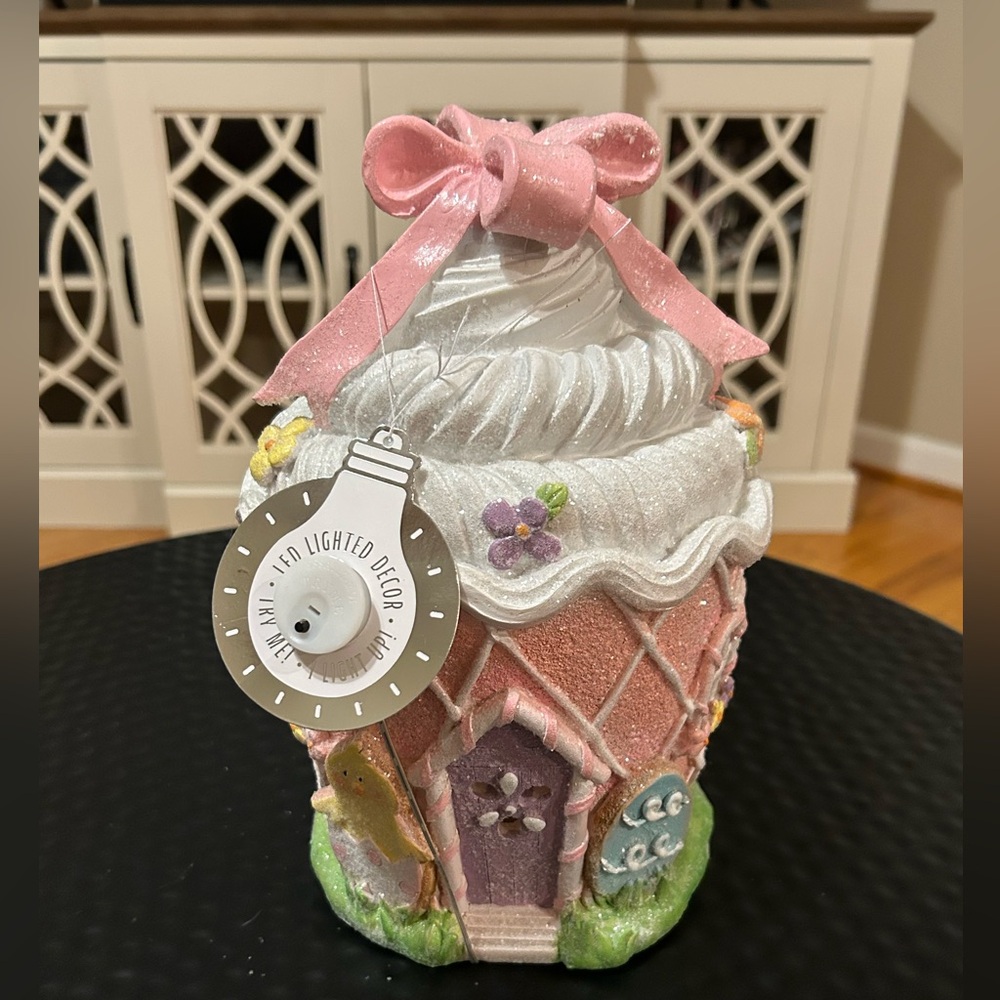 Light Up Pink Pastel Easter Cupcake Gingerbread House NWT Cottontail Lane